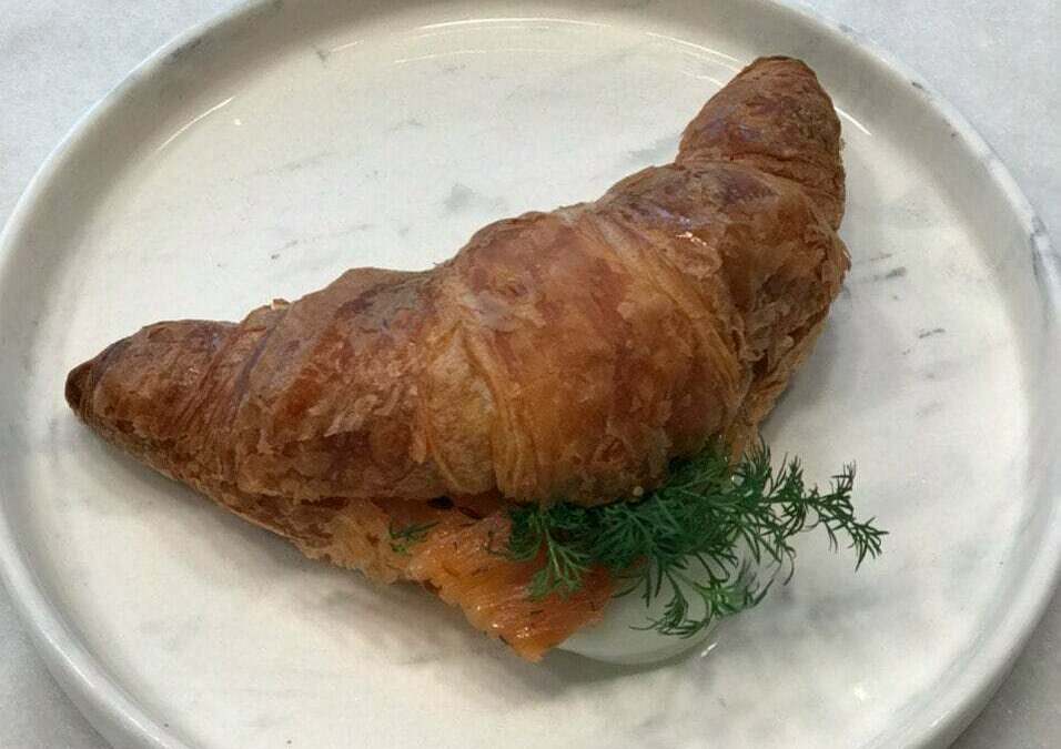 Круассан с лососем и яйцом пашот Круассан с лососем и яйцом пашот