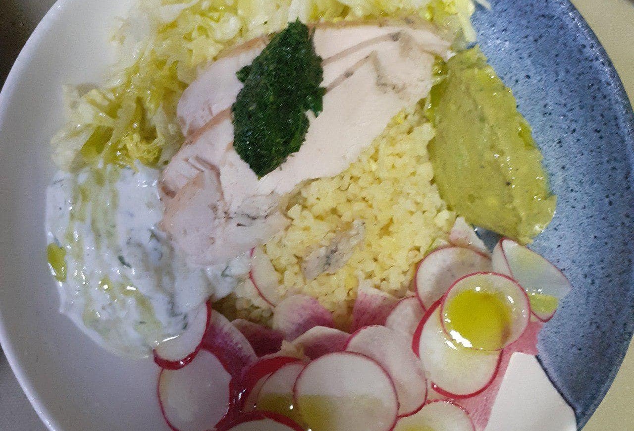 Боул с курицей, чимичурри и редькой 330 г Боул с курицей, чимичурри и редькой 330 г